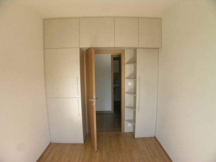 vestavna_skrin_caster_na_zakazku